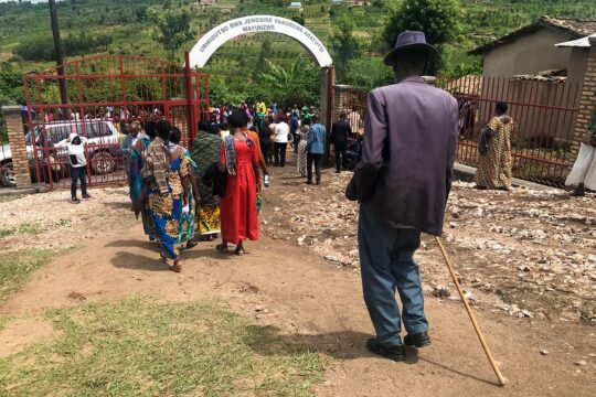 En mémoire du génocide des Tutsis au Rwanda, 30 ans après. Photo : à la fin des commémorations, un ancien sort du mémorial de Mayunzwe et descend la colline vers le village.