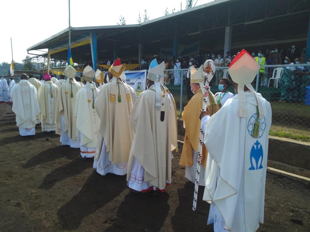 Procession d'évêques devant des tribunes au Rwanda