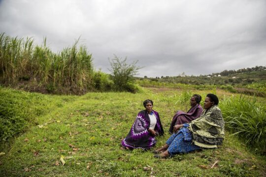 Réconciliation après le génocide au Rwanda. Photo : dans les collines rwandaises, des victimes du génocide discutent.