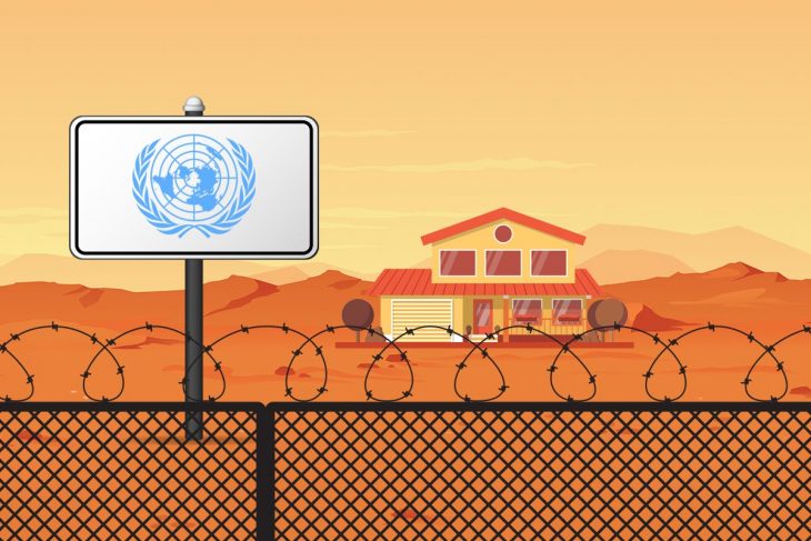 Illustration d'une villa perdue dans le désert. Un grillage barbelé au premier plan avec un panneau affichant un logo de l'ONU (TPIR).