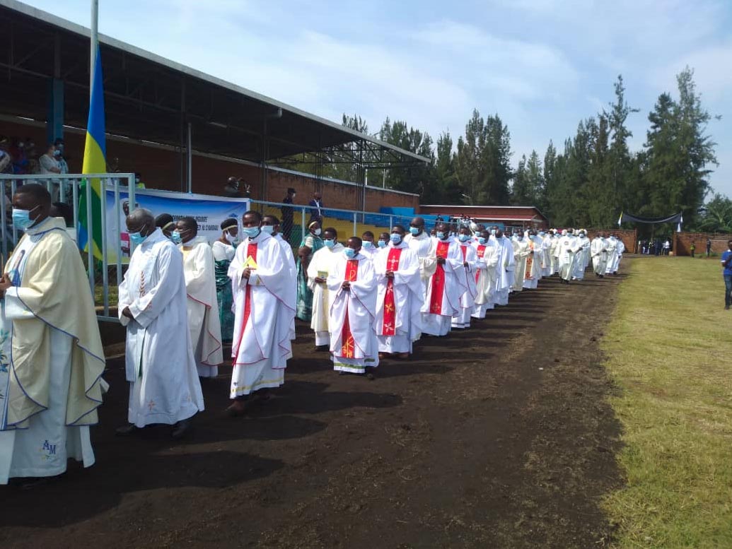 Procession de prêtres devant des tribunes au Rwanda