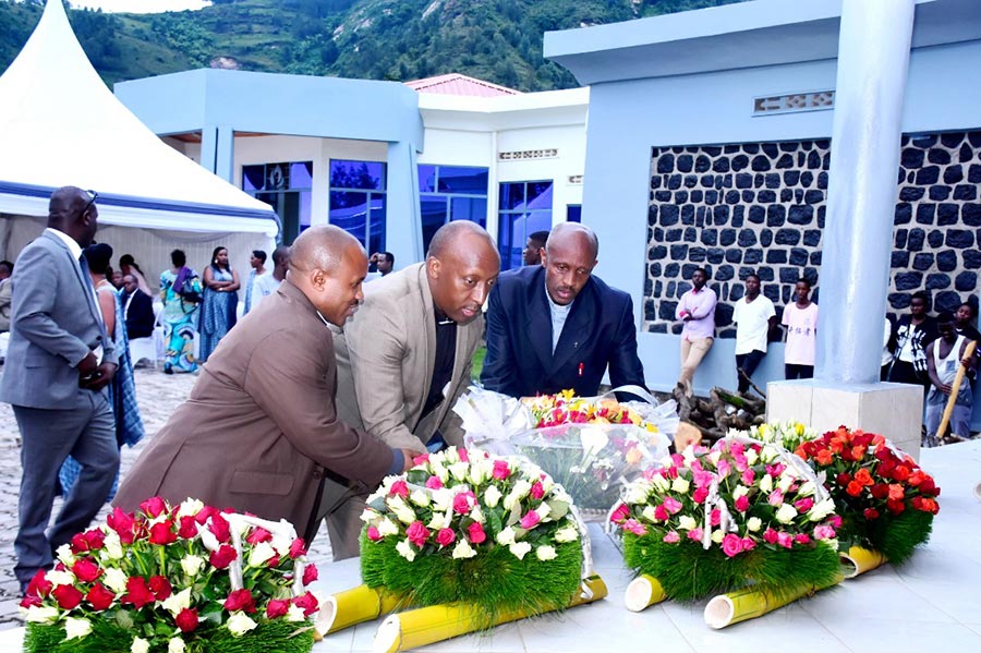 Des rescapés du génocide déposent une gerbe au Mémorial de la "Commune rouge", au Rwanda.