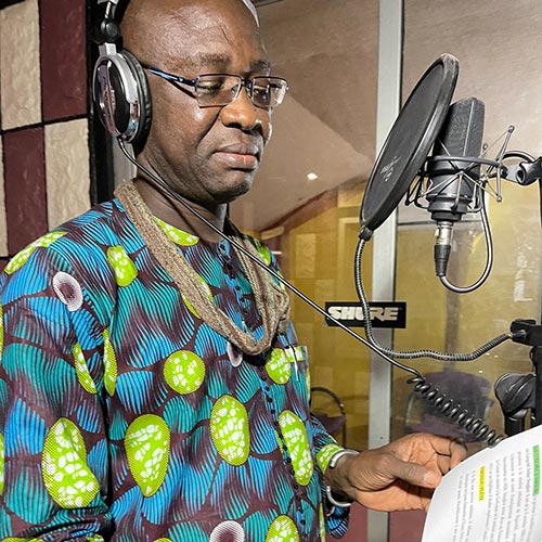 Massamba Gueye devant un micro en studio