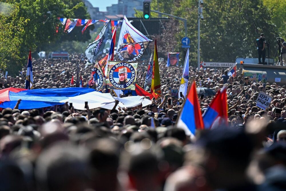 Funérailles de Ratko Mladic à Belgrade (Serbie). Photo : des milliers de Serbes défilent dans une rue de Belgrade en brandissant des drapeaux serbes et des portraits de Mladic.