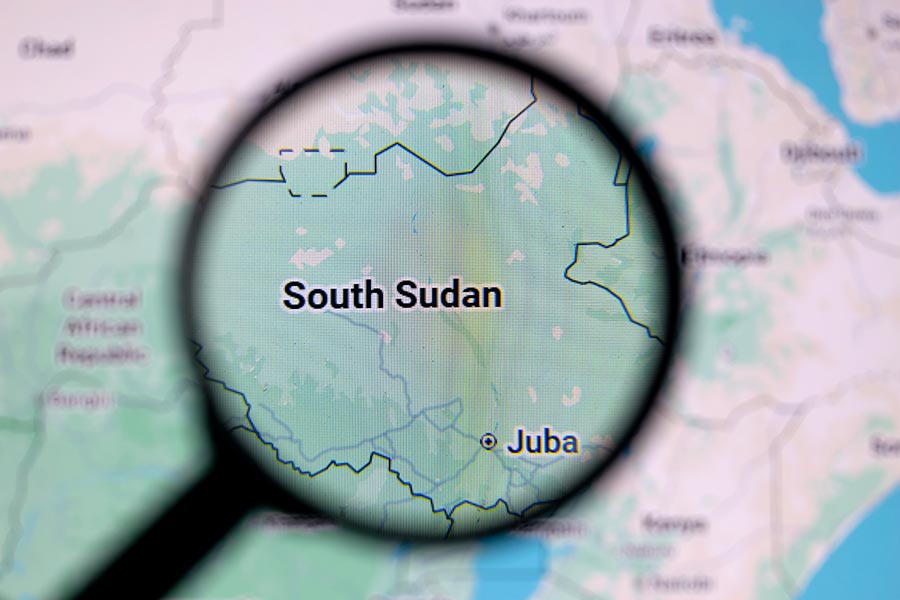 Image d'une loupe faisant le point sur une carte de l'Afrique centrée sur le Soudan du Sud (