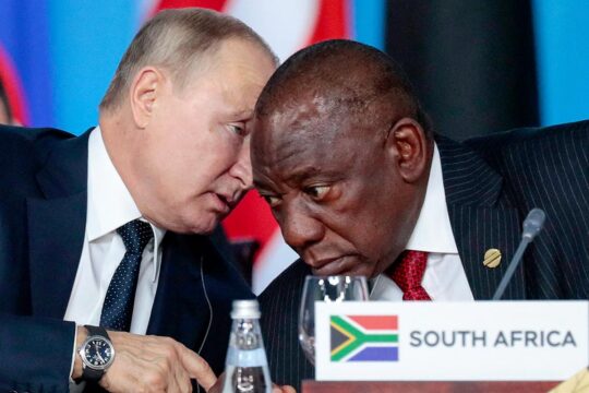 Tensions entre l'Afrique du Sud et la CPI - Vladimir Poutine parle à l'oreille de Cyril Ramaphosa