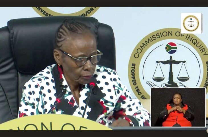 En Afrique du Sud, suite au rapport de la Commission vérité et réconciliation sur les crimes commis durant l'apartheid, les enquêtes de la police nationale ont été bloquées et entravées pendant des années. Une commission tente d'y voir clair, non sans difficultés. Photo : Sisi Khampepe lors d'une audience de cette commission, dont elle est la présidente.