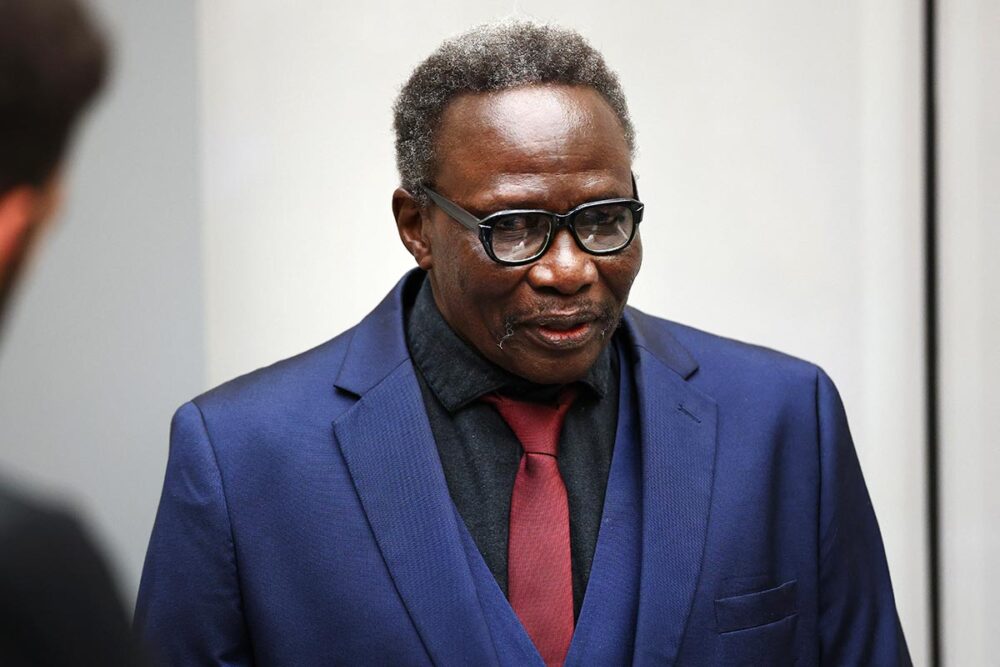 Ali Muhammad Ali Abd-Al-Rahman, également connu sous le nom de guerre Ali Kosheib, assiste à l'audience de prononcé du verdict à la Cour pénale internationale (CPI) à La Haye, le 6 octobre 2025. Photo : © Piroschka van de Wouw / ANP / AFP Ali Kosheib à la CPI