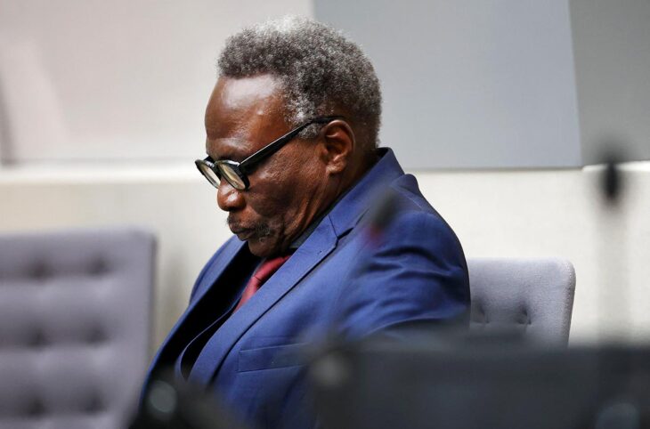 Ali Kosheib condamné devant la Cour pénale internationale (CPI). Photo : Kosheib s'enfonce dans son fauteuil tandis qu'il entend les condamnations prononcées par les juges.