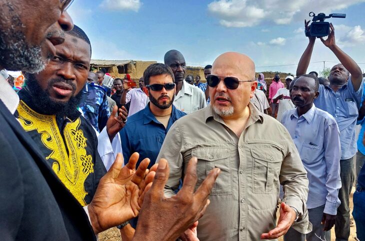 Karim Khan, le procureur de la Cour pénale internationale (CPI), en visite au Darfour (Soudan), dans un camp de victimes du conflit.