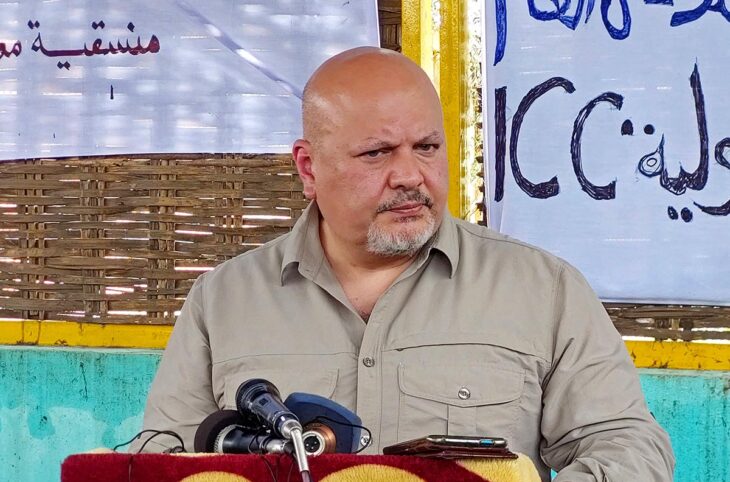 Karim Khan, le procureur de la Cour pénale internationale, est écarté de la CPI le temps d'une enquête pour des allégations de harcèlement sexuel contre lui. Photo : Khan, en chemise décontractée, prononce un discours au Soudan.