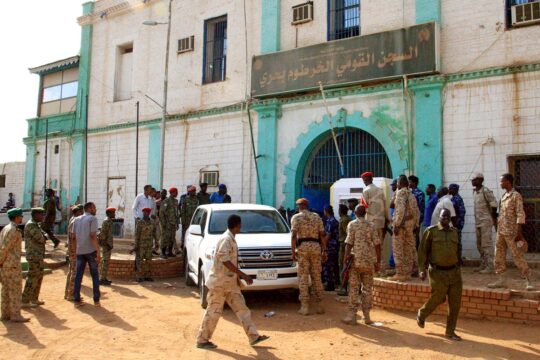 La prison de Kober au Soudan détenait des accusés de la Cour pénale internationale (CPI) avant qu'ils ne disparaissent. S'agit-il d'une évasion ou d'une libération ?