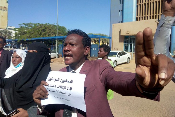 Un avocat manifeste à Khartoum (Soudan)