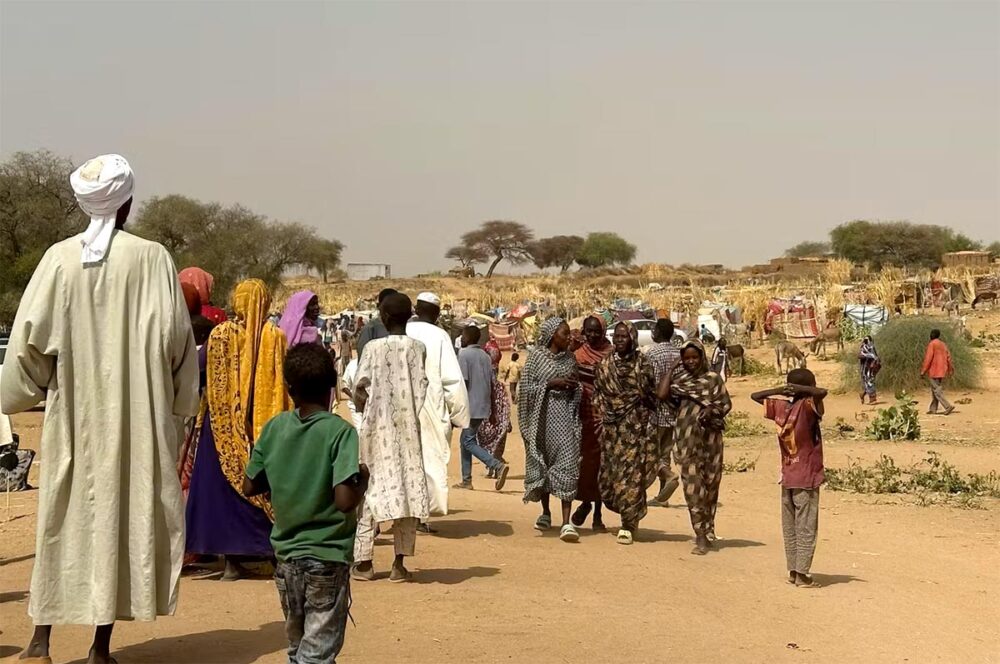 Civilians – as seen here in Sudan, in western Darfur, in April 2025 – often find themselves caught in the crossfire of conflict, a situation that can persist even as post-war justice is carried out. Photo: © AFP In Sudan, civilians are fleeing a refugee camp in a desert area.