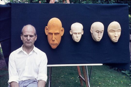 Colonialisme et décolonisation en Suisse - Hans Himmelheber pose près de sa collection de masques.