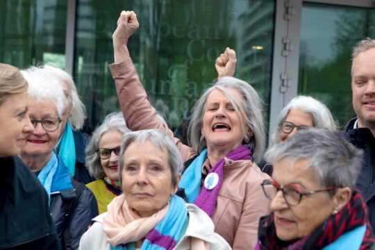 Justice climatique en Suisse - Des militantes de l'association des Aînées pour le climat se réjouissent du verdict de la CEDH.