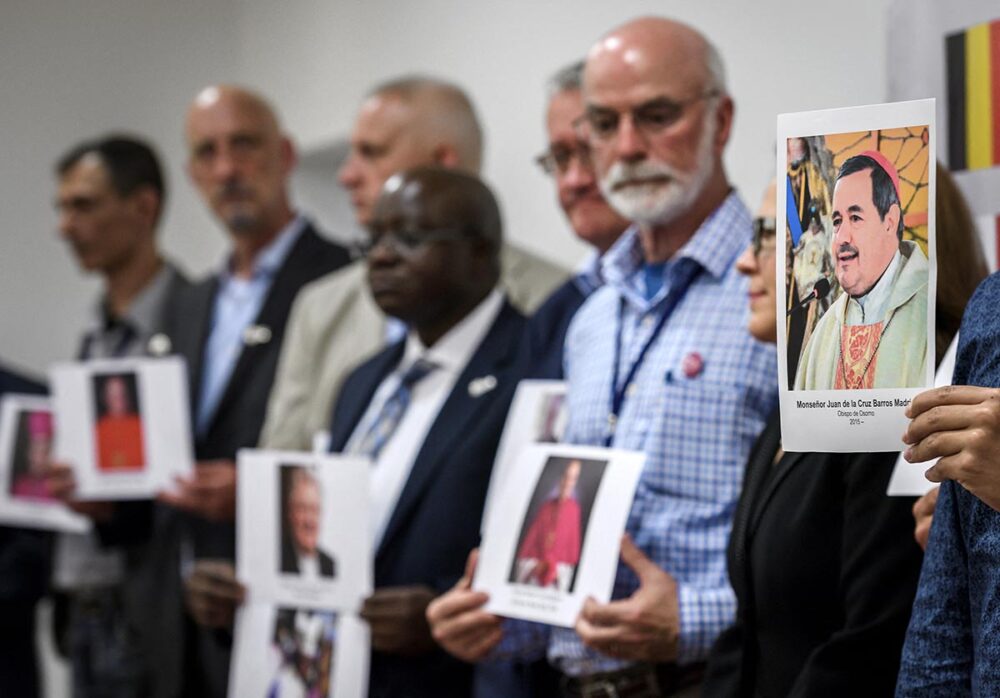 Commission sur les abus sexuels dans l’Église Suisse. Photo : des activistes de l'association Ending Clergy Abuse posent avec des portraits de membres du Clergé.