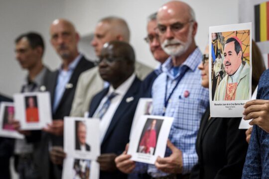 Commission sur les abus sexuels dans l’Église Suisse. Photo : des activistes de l'association Ending Clergy Abuse posent avec des portraits de membres du Clergé.