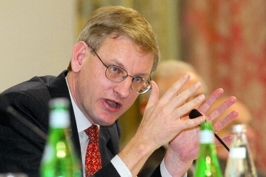 When Carl Bildt was appointed to the board of directors of Lundin Oil, he was also serving as the United Nations Secretary-General’s Special Envoy for the Balkans. Photo : Bildt speaking at a conference.