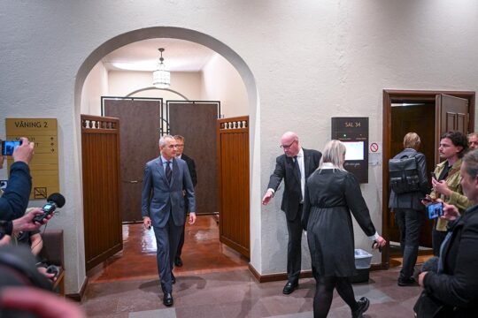 Procès Lundin en Suède - Ian Lundin arrive au tribunal le jour de l'ouverture du procès à Stockholm. Il est suspecté de complicité de crimes de guerre au Sud Soudan.