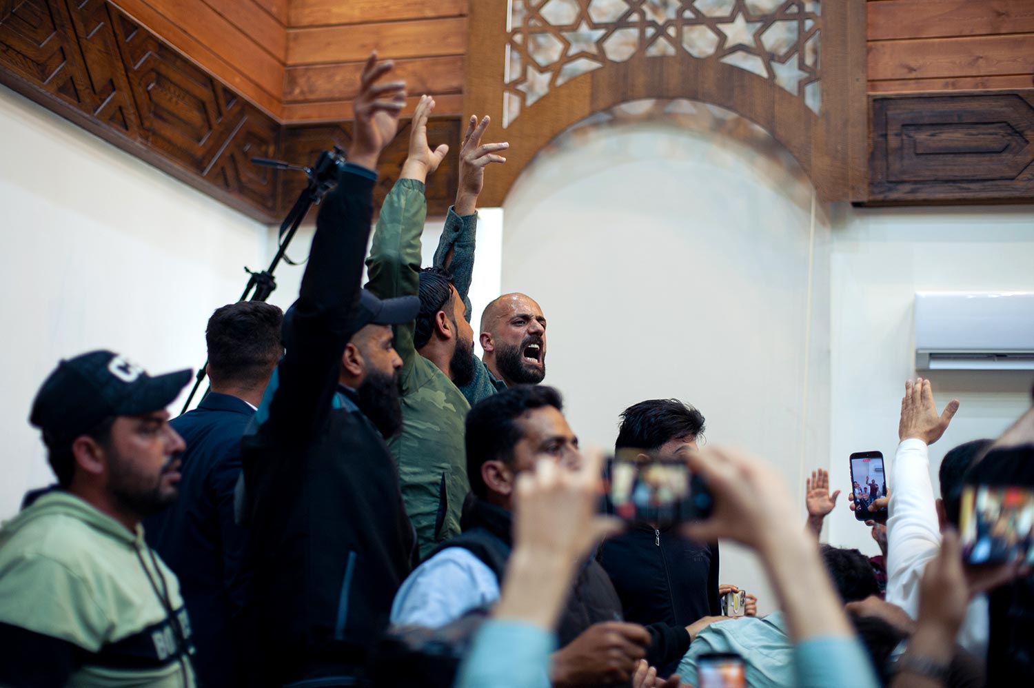 Au premier jour d'audience dans le procès d'Atef Najib, des plaignants crient et lèvent leurs bras en l'air dans la salle d’audience du palais de justice de Damas (Syrie).