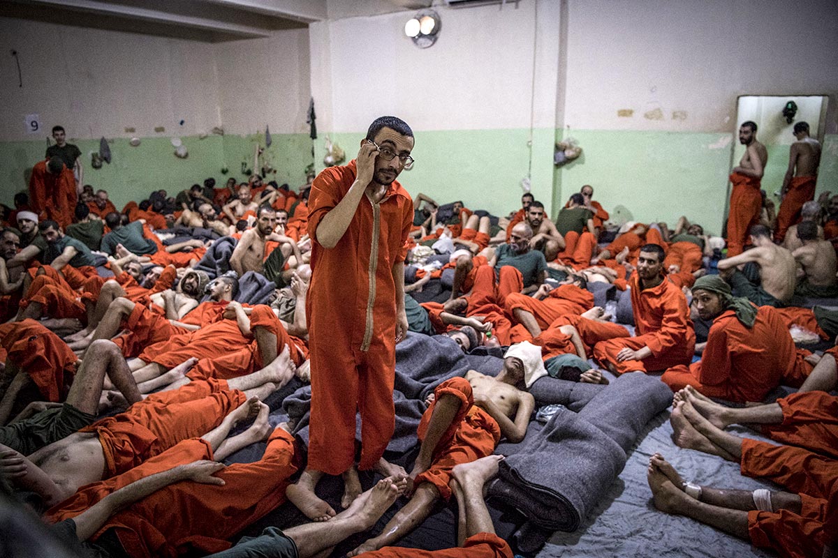 En Syrie, un centre de détention surchargé de prisonniers en uniformes oranges dont certains sont suspectés d'être affiliés à l'Etat Islamique (Daech).