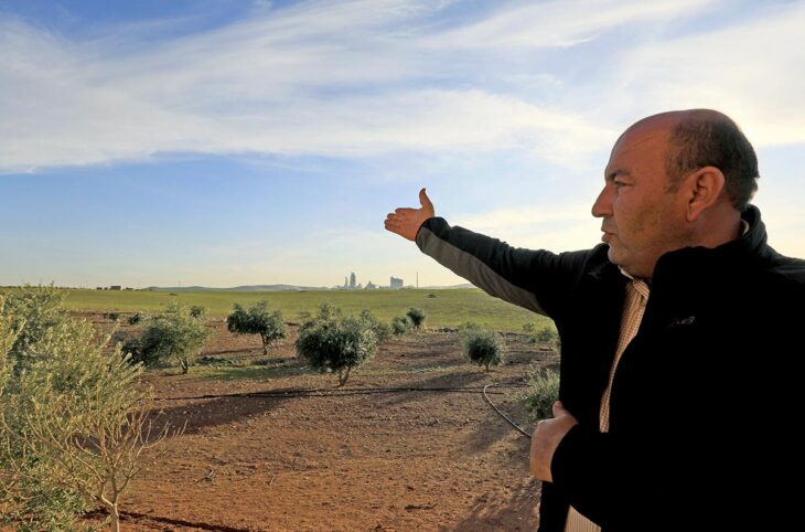 Lafarge trial in France for crimes committed in Syria, including possible ‘crimes against humanity’ which may be the subject of a second trial. Photo: a former Lafarge subcontractor in Syria shows (from a distance) the Jalabiya factory where he worked.