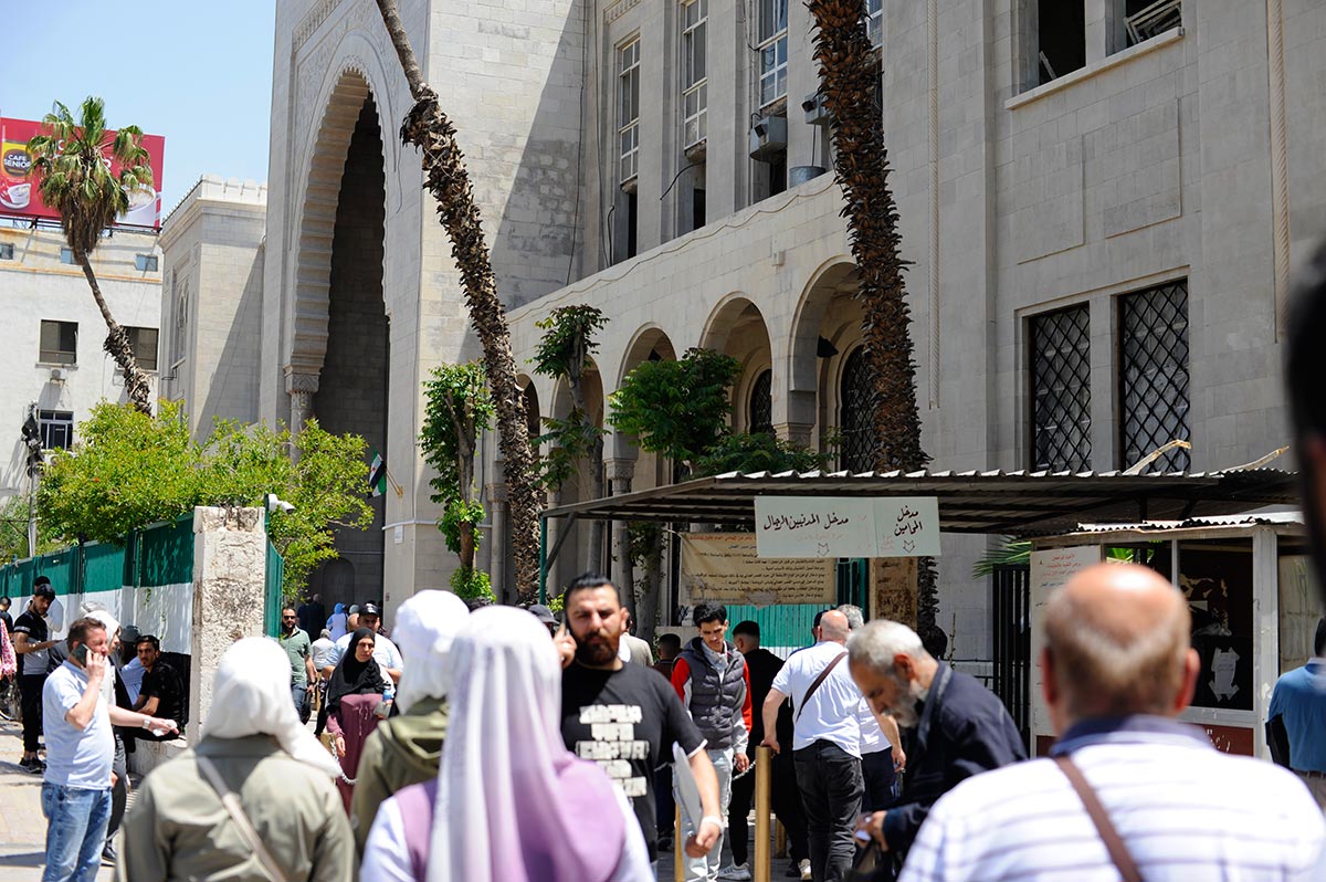 The entrance to the Damascus Courthouse (Syria), as seen from a very busy street (with many passersby).