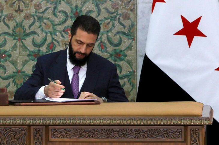 Justice transitionnelle en Syrie : le pays ne dispose pas encore d'une loi à ce sujet alors que tout s'y prête, ou presque. Photo : Ahmad al-Sharaa, le président de la Syrie, signe la « déclaration constitutionnelle » le 13 mars 2025. En fera-t-il de même pour les projets de justice en Syrie ?