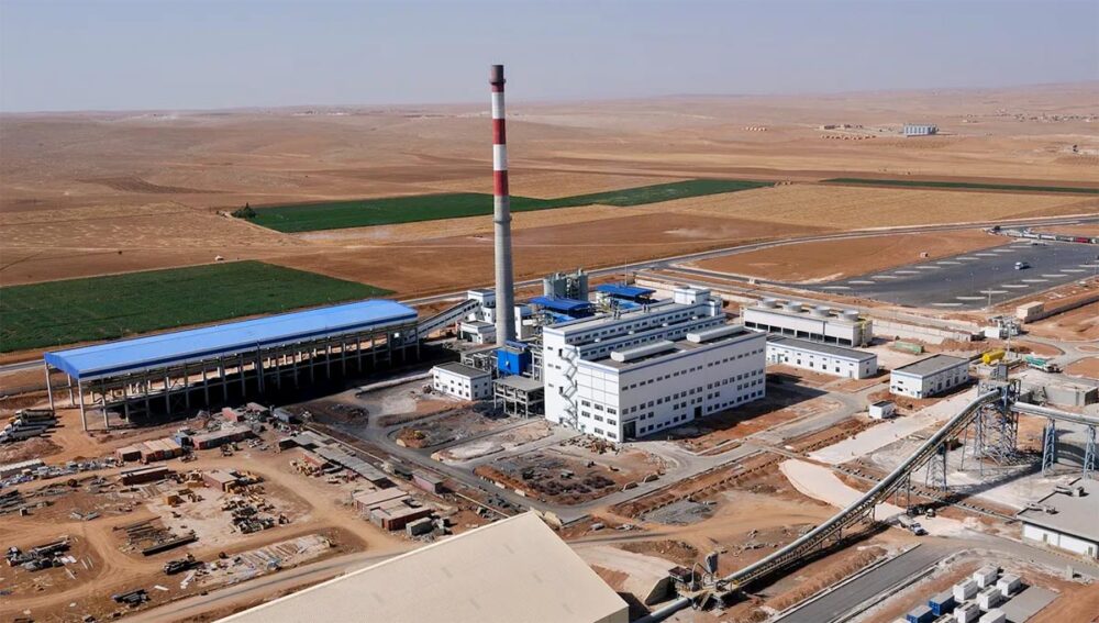L'entreprise française Lafarge (ciment) et ses dirigeants sont en procès en France. Ils sont accusés d'avoir participé au financement de groupes terroristes en Syrie. Photo : vue aérienne de l'usine Lafarge de Jalabiya, en Syrie.