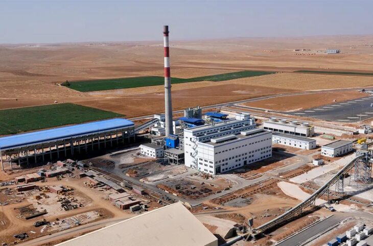 L'entreprise française Lafarge (ciment) et ses dirigeants sont en procès en France. Ils sont accusés d'avoir participé au financement de groupes terroristes en Syrie. Photo : vue aérienne de l'usine Lafarge de Jalabiya, en Syrie.