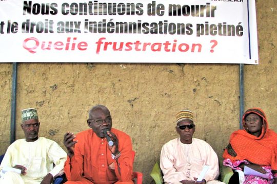 Au Tchad, des représentants de victimes d'Hissène Habré sont attablés pour s'exprimer au sujet des indemnisations (ou "réparations") prévues pour être versées aux victimes.