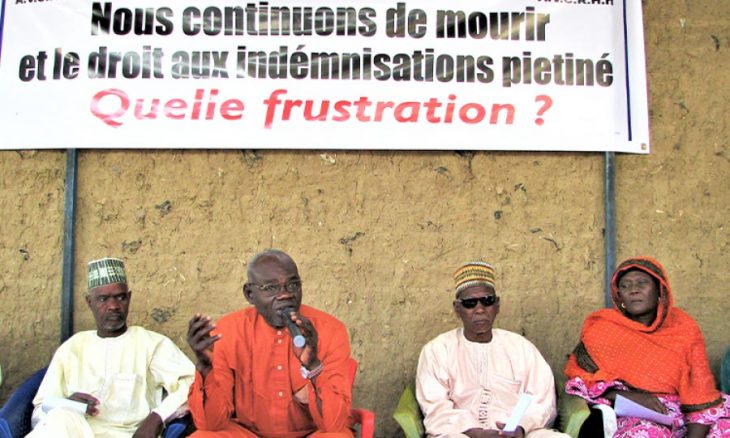 Au Tchad, des représentants de victimes d'Hissène Habré sont attablés pour s'exprimer au sujet des indemnisations (ou 