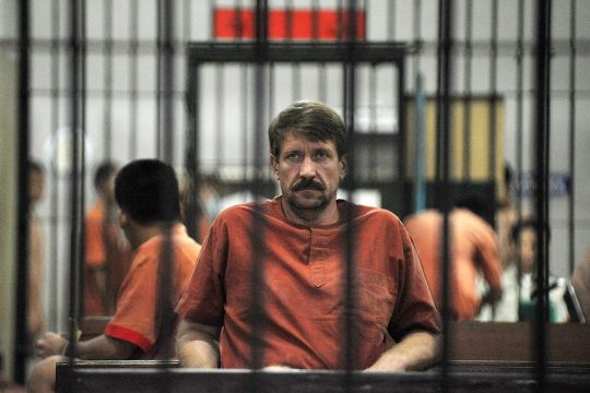 Viktor Bout, célèbre trafiquant d'armes russe (ayant opéré au Libéria), est vu sur cette photo derrière les barreaux (en 2010), emprisonné en Thaïlande. Il sera peut-être bientôt libéré, échangé contre d’autres prisonniers.