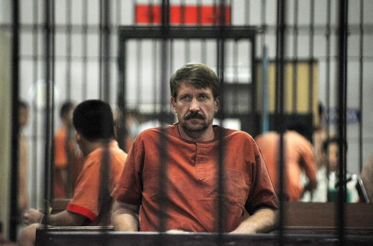 Viktor Bout, célèbre trafiquant d'armes russe (ayant opéré au Libéria), est vu sur cette photo derrière les barreaux (en 2010), emprisonné en Thaïlande. Il sera peut-être bientôt libéré, échangé contre d’autres prisonniers.