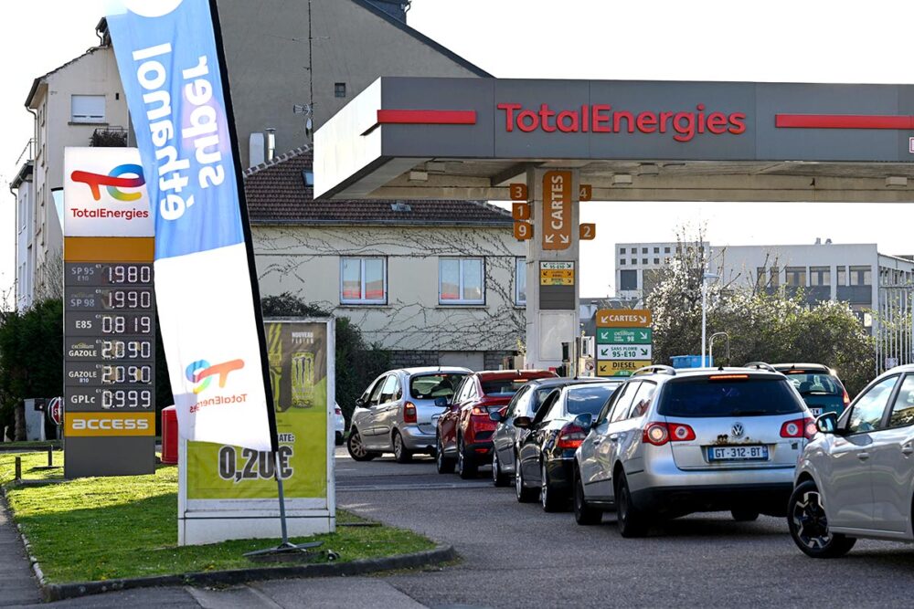 La multinationale Total Energies a été condamnée en France dans un procès de 'justice climatique'. Mais l'impact auprès des consommateurs fut, jusqu'ici, quasiment inexistant durant la crise pétrolière de 2026, Total garantissant des prix plafonnés. Photo : une file de voiture fait la queue devant les pompes d'une station-service Total.
