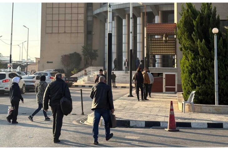 Palais de justice d’Alep, photographié en novembre 2025, avec des personnes entrant dans le bâtiment lors de la première audience du procès des violences qui ont frappé la côte syrienne en mars 2025