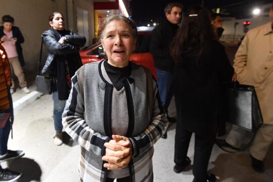 Sihem Bensedrine, l’ancienne présidente de la commission vérité tunisienne (IVD), a été condamnée à 25 ans de prison. Photo : Bensedrine lors de sa libération de prison en 2025, suite à une première période de détention.