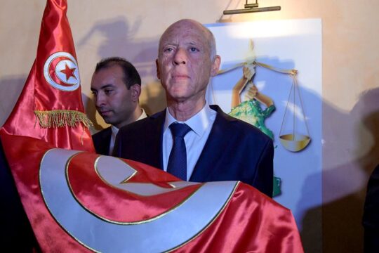 Tunisie et justice pour la Palestine - Photo : le président tunisien Kaïs Saïed tient un drapeau de la Tunisie (image de justice derrière lui).