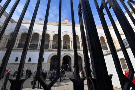 Justice transitionnelle en Tunisie : obstructions, reports, retards, manœuvres politiques. Une lente agonie ayant pour conséquence une impunité totale pour les criminels du régime de Ben Ali. Photo : le Palais de justice de Tunis (Tunisie) derrière les barreaux d'une grille.