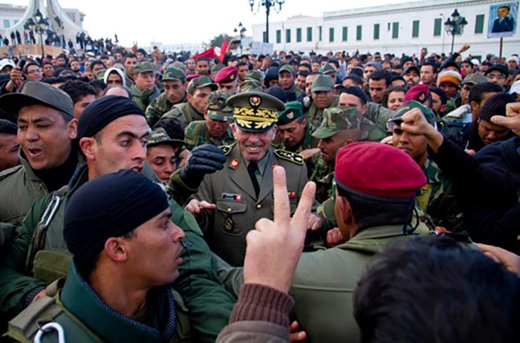 Rachid Ammar entouré de soldats et de manifestants