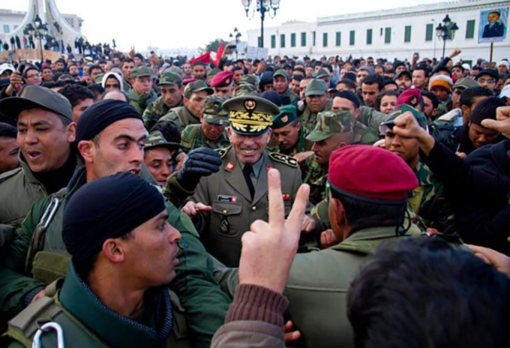 Rachid Ammar entouré de soldats et de manifestants