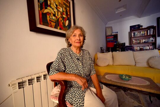 Sihem Ben Sedrine, ancienne présidente de la Commission vérité et dignité de Tunisie, pose chez elle à Tunis, assise dans un fauteuil, le regard dans le vague.