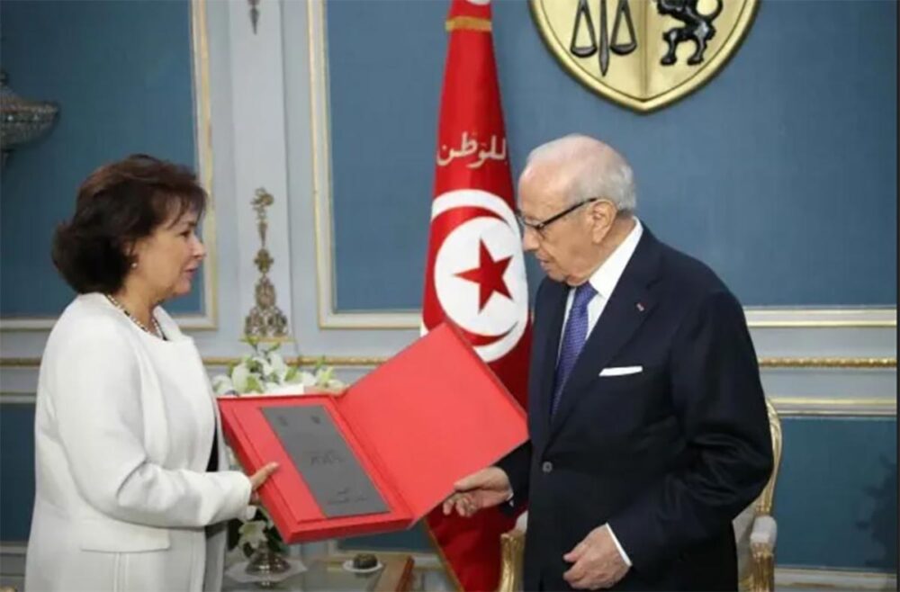 Sihem Bensedrine (ex-présidente de l'Instance vérité et dignité de Tunisie) remet le rapport de l'IVD au président Béji Caïd Essebsi en 2018.