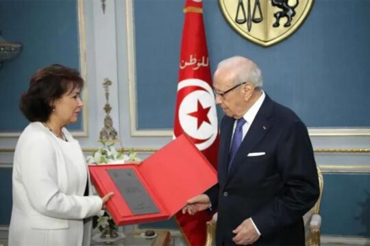Sihem Bensedrine (ex-présidente de l'Instance vérité et dignité de Tunisie) remet le rapport de l'IVD au président Béji Caïd Essebsi en 2018.
