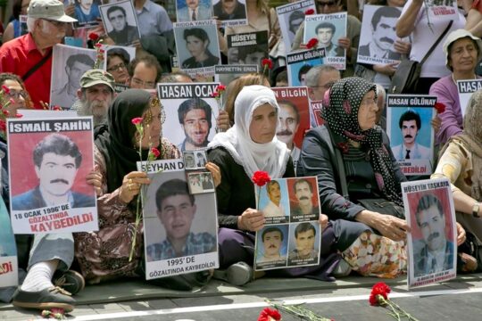 Disparitions forcées en Turquie - Rassemblement des "Mères du Samedi" à Istanbul tenant des portraits des membres disparus de leurs familles.