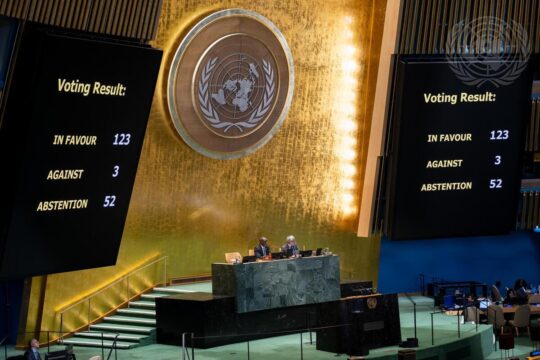 On March 25, 2026, the UN General Assembly voted to recognize the slavery of Africans as the “most serious crime against humanity.” Photo: A panoramic view showing screens displaying the results of the vote.