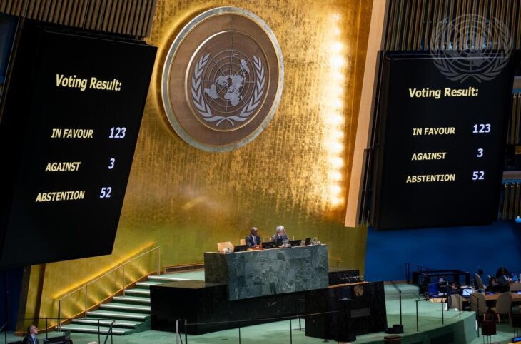 L’Assemblée générale de l’Onu a voté, le 25 mars 2026, pour la reconnaissance de l'esclavage des Africains comme le « plus grave crime contre l'humanité ». Photo : vue d'ensemble montrant des écrans affichant les résultats du vote.