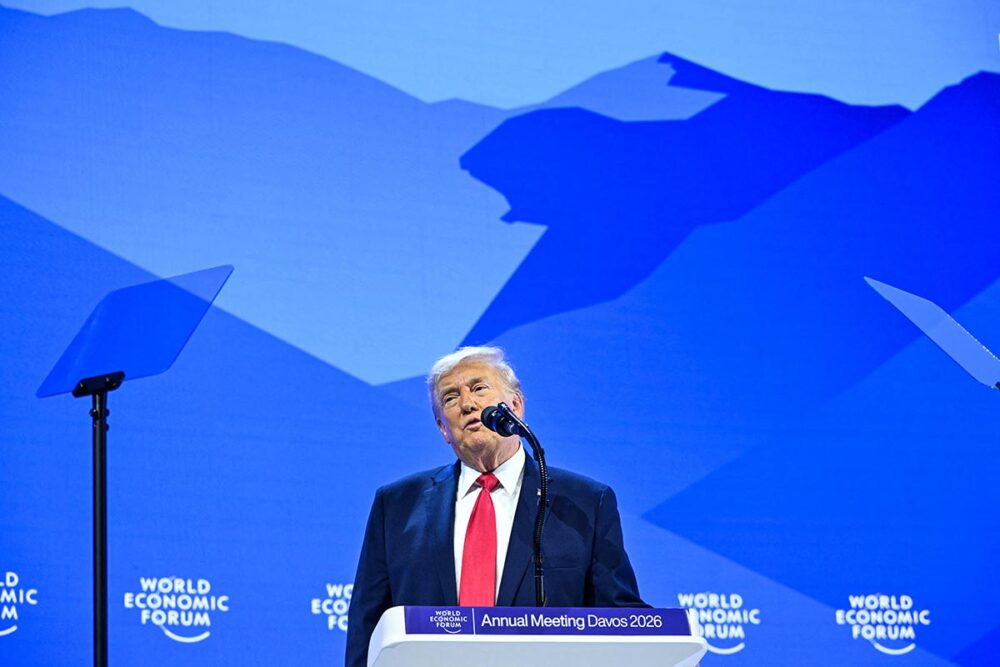 « What I am asking for is a piece of ice – cold and poorly located – that can play a vital role in world peace and world protection », said US President Donald Trump while reiterating, yesterday, Wednesday 21 January, his bid to annex Greenland at the annual meeting of the World Economic Forum in Davos, Switzerland. Photo: © Mandel Ngan / AFP Greenland (an autonomous territory dependent on Denmark), from Donald Trump's threats of annexation to decolonisation efforts. Photo: Trump during a speech at the Davos Economic Forum (Switzerland). Behind him: an illustration depicting snow-capped mountains.