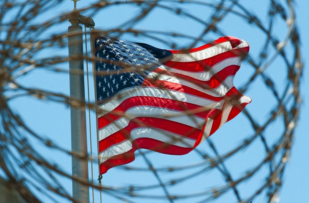 Aside from the celebrations, the US military prison at Guantánamo Bay, Cuba, continues to cast a shadow over the American flag. In this photograph, it flies between high-security detention camps No. 5 and No. 6. Photo: © Paul J. Richards / AFP Guantanamo: a thorn in the side of the United States. The infamous US prison is regularly criticised for its illegal detentions and the torture practised there. Photo: an American flag flies in the sky, behind the prison’s barbed wire.